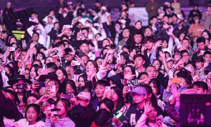 关于场上节奏明快，观众席欢呼声不绝于耳的信息