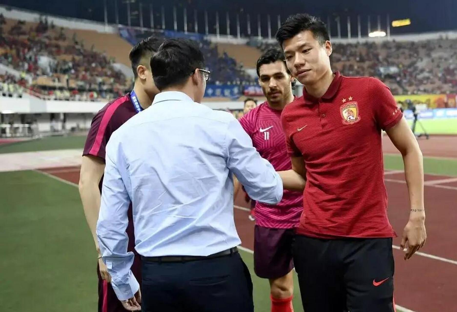 关于球队战术灵活应变赢得观众喝彩的信息