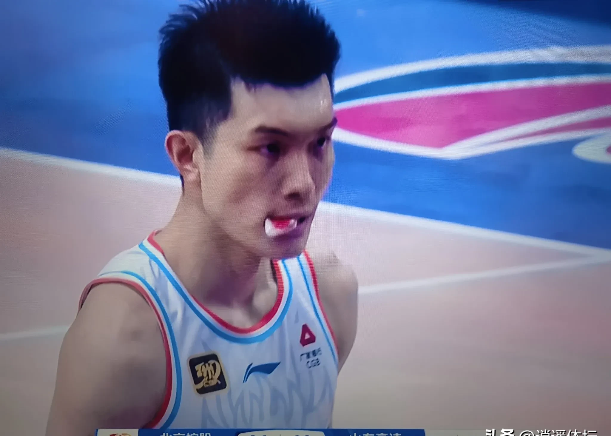 包含队员受伤在赛场上昏厥，球迷担心不已的词条